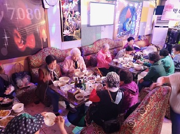 메들리7080라이브카페, 어르신들을 위한 어버이날 점심 행사 사진