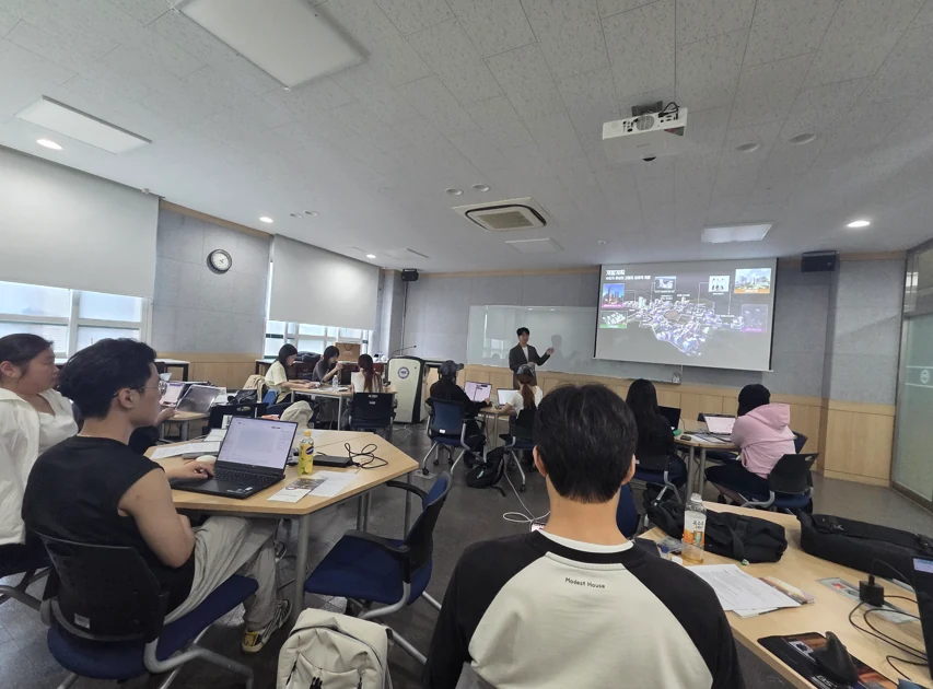 한양대학교 ERICA 강의실에서 안산사이언스밸리 개발사업 자료를 보며 진행하는 IC-PBL 수업