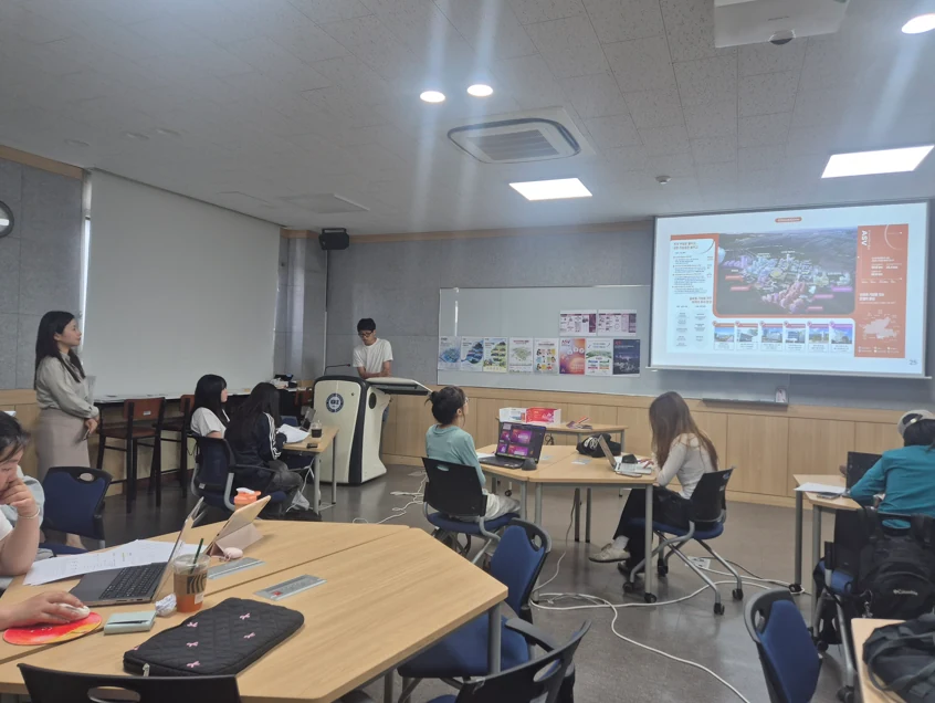 강의실 화면과 보드 앞에서 조별 디자인 결과를 발표하고 의견을 나누는 IC-PBL 수업