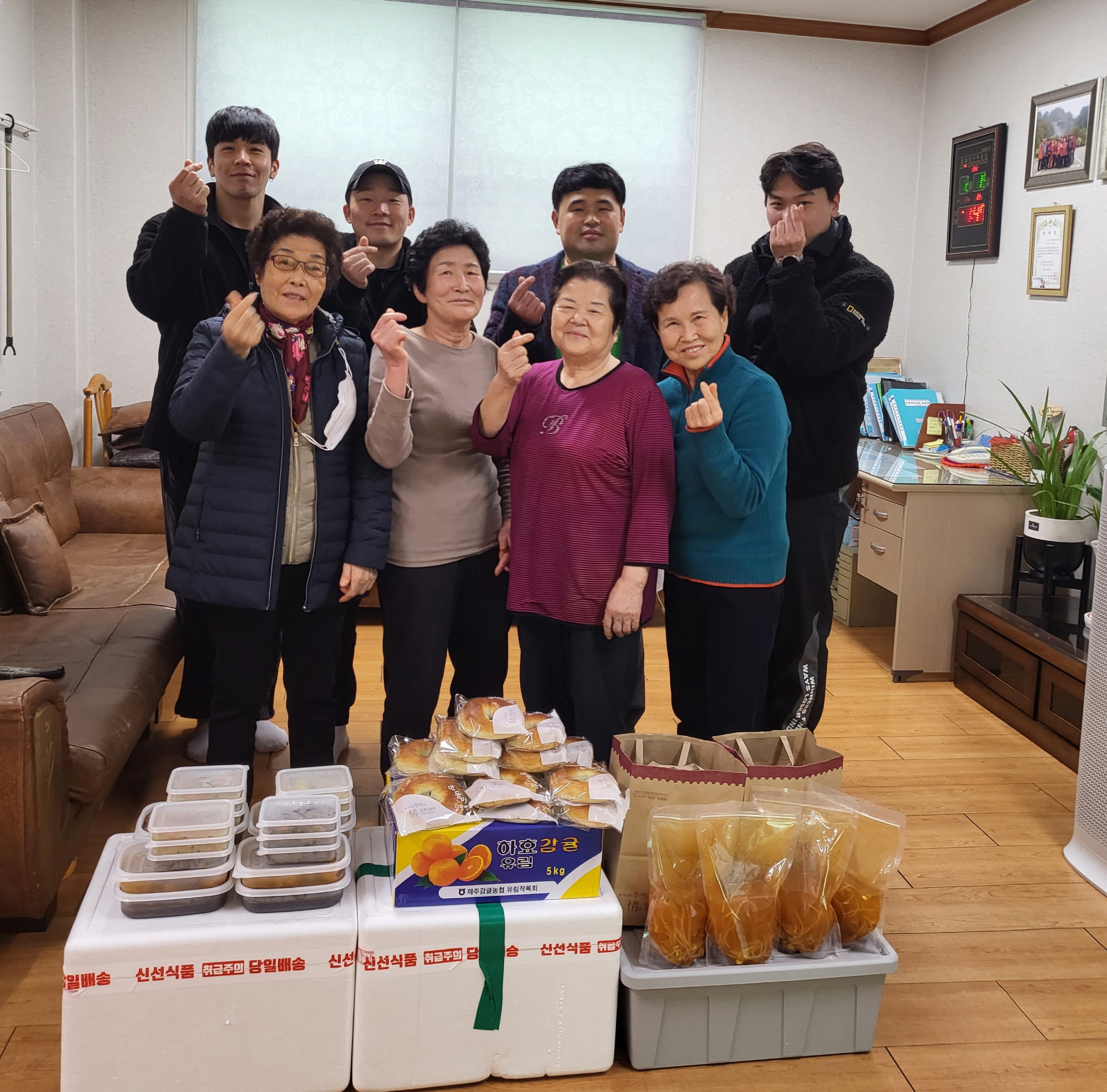 경기청년봉사단, 호수동 푸르지오4차 경로당에 사랑의 음식꾸러미 기탁