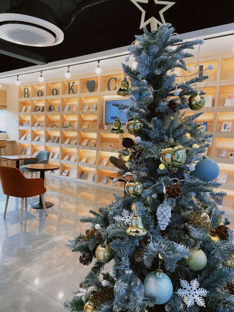 안산시 감골도서관에 설치된 ‘감성 트리’…환한 빛 밝힌다