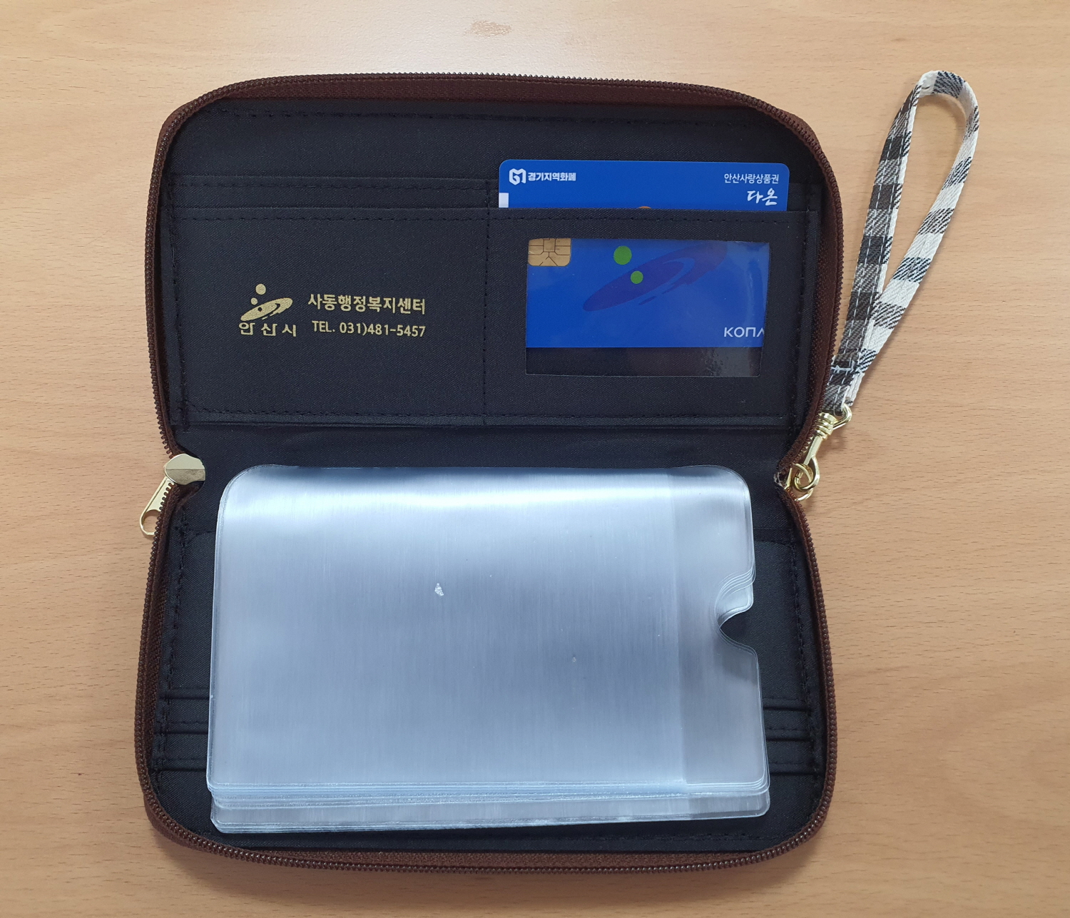 사동, 독거노인용 복지카드·통장 전용지갑 제공