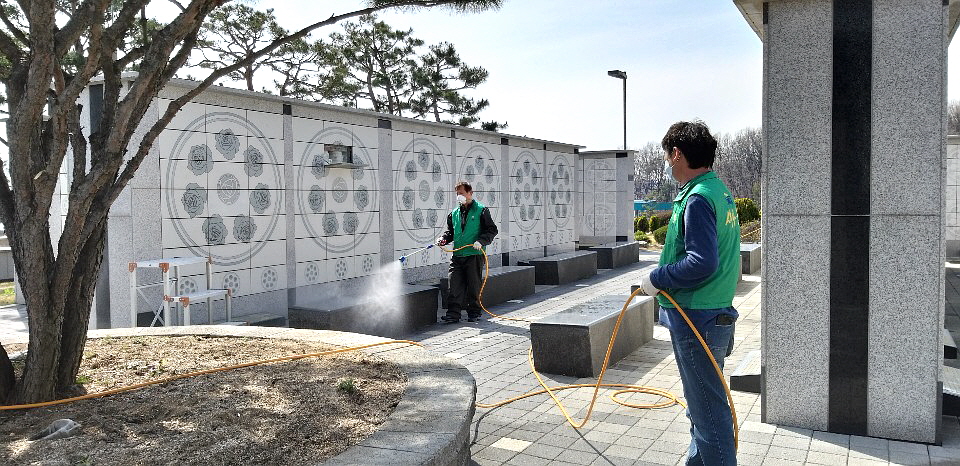 안산동 새마을회, 부곡동 하늘공원 코로나19 방역 실시