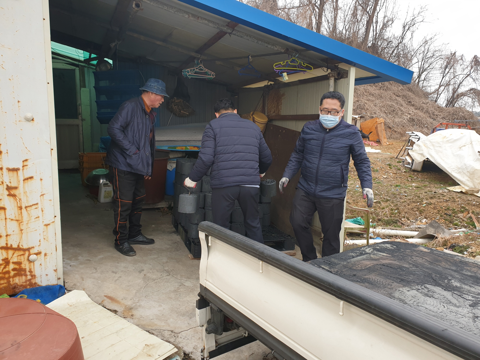 대부도 등대바다낚시터, 저소득 가구에 연탄 200장 후원