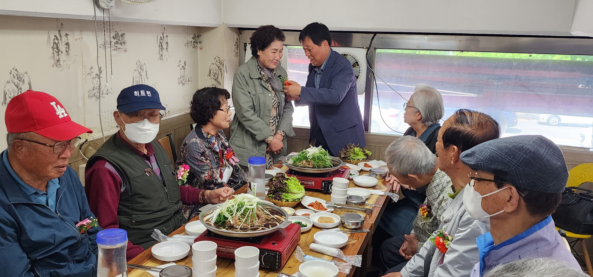 효인성아카데미 봉사단, 안산시 본오1동 어르신에 카네이션 전달