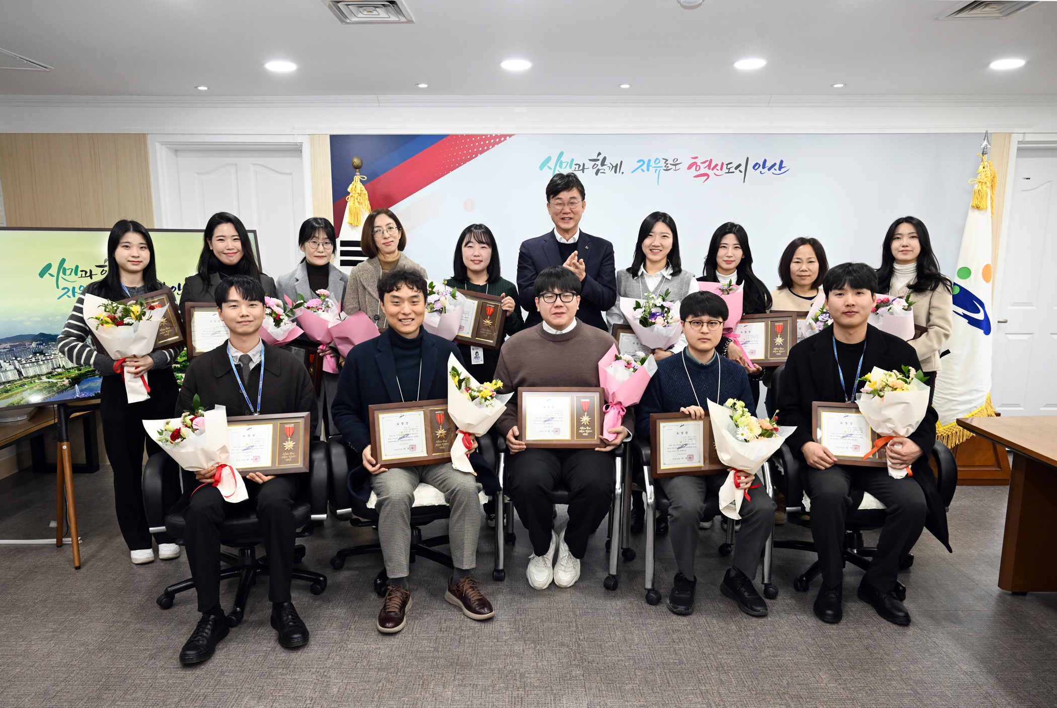 이민근 안산시장, 친절‧민원 행정 우수 공무원 14명에 표창 수여