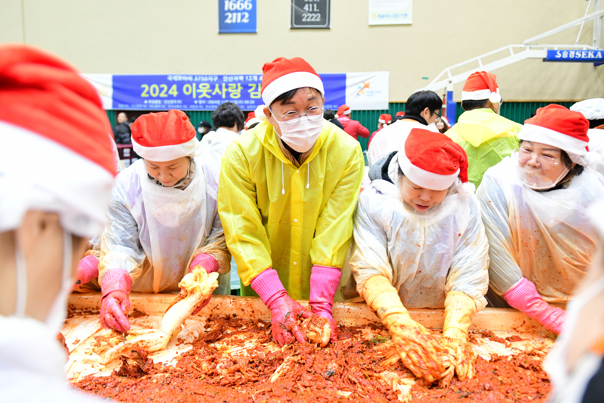 안산시, 김장 나눔 대축제 열어…‘온기 담아 소외계층에 김치 전달’