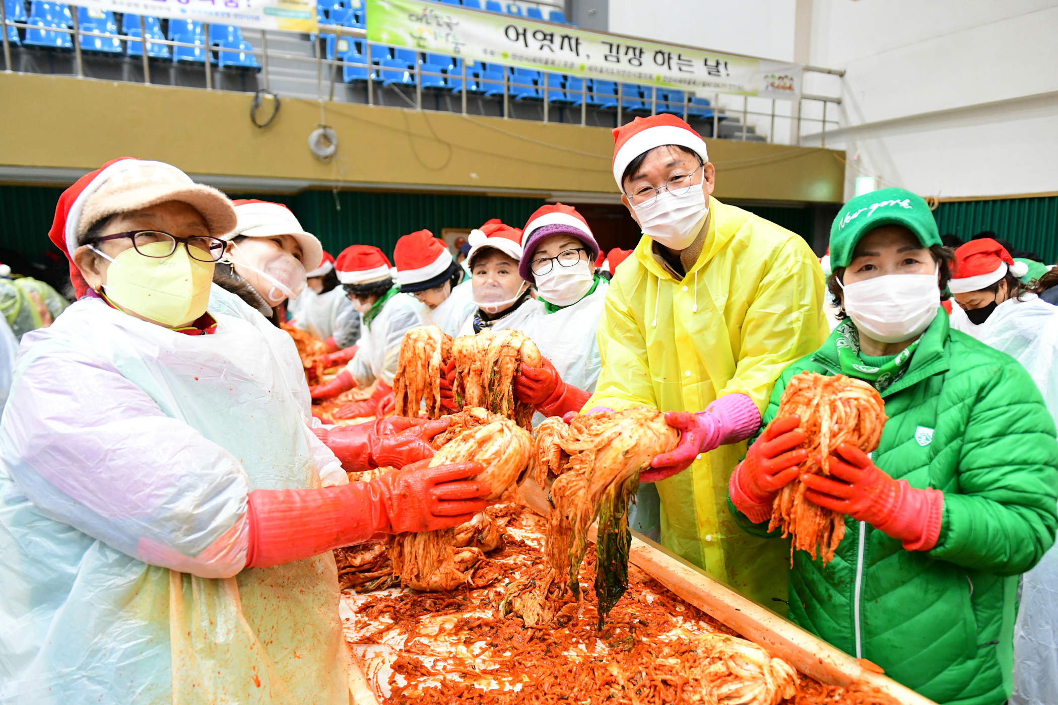 안산시, 김장 나눔 대축제 열어…‘온기 담아 소외계층에 김치 전달’
