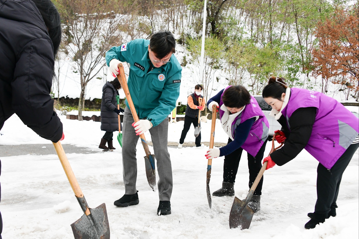 안산시, 골목골목 빙판길에 제설제 사용… 주말 제설 총력전
