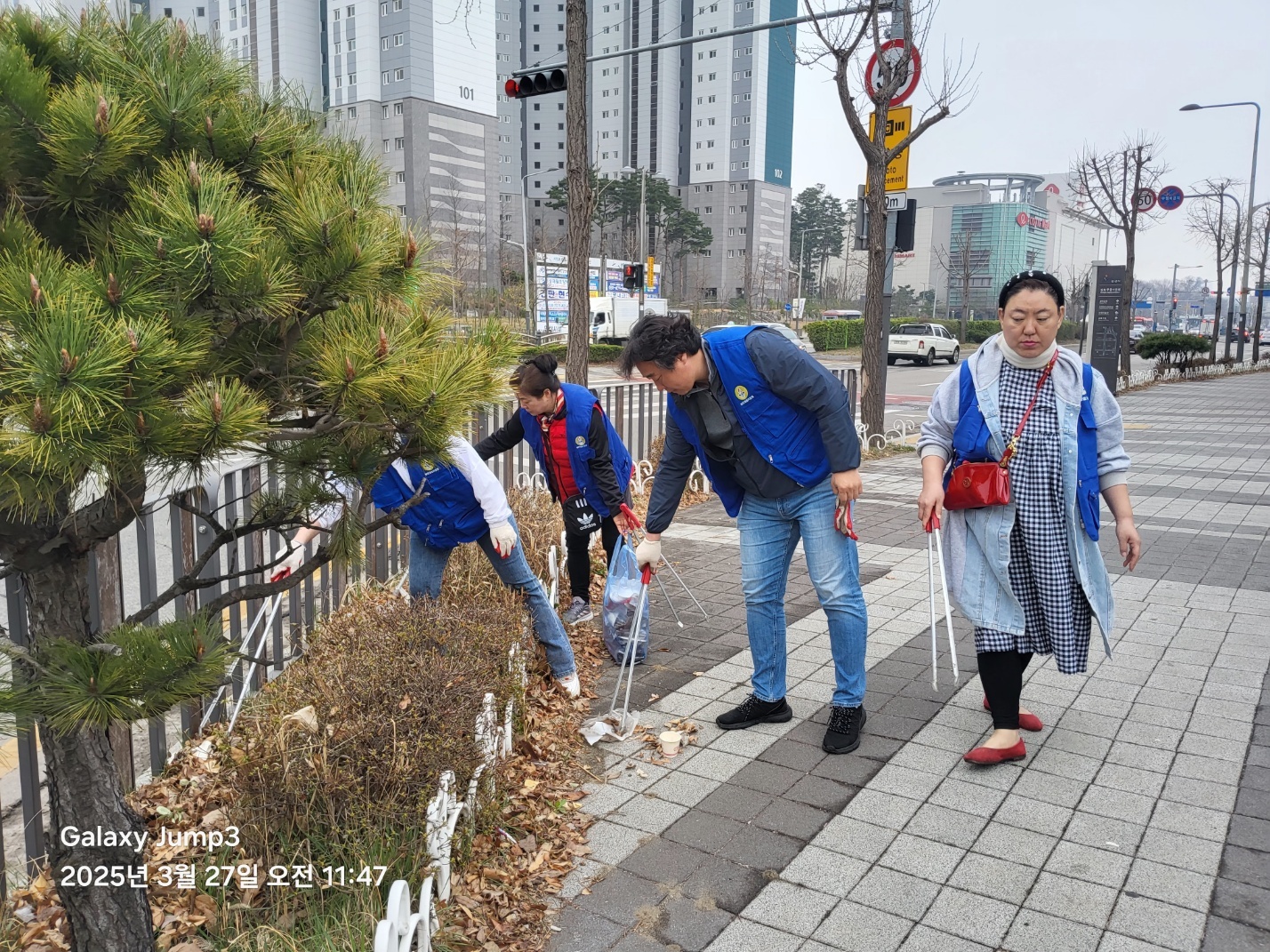 안산시 성포동 바르게살기위원회, 학용품 나눔 및 환경정화활동