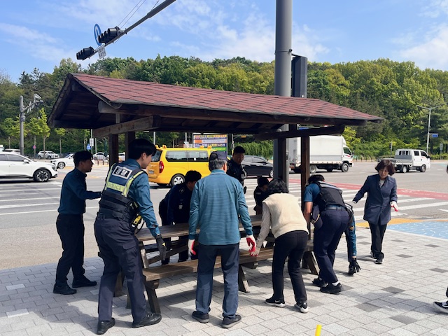 안산시 선부1동 통장협의회, 선부파출소와 함께 벤치 및 정자 환경정비