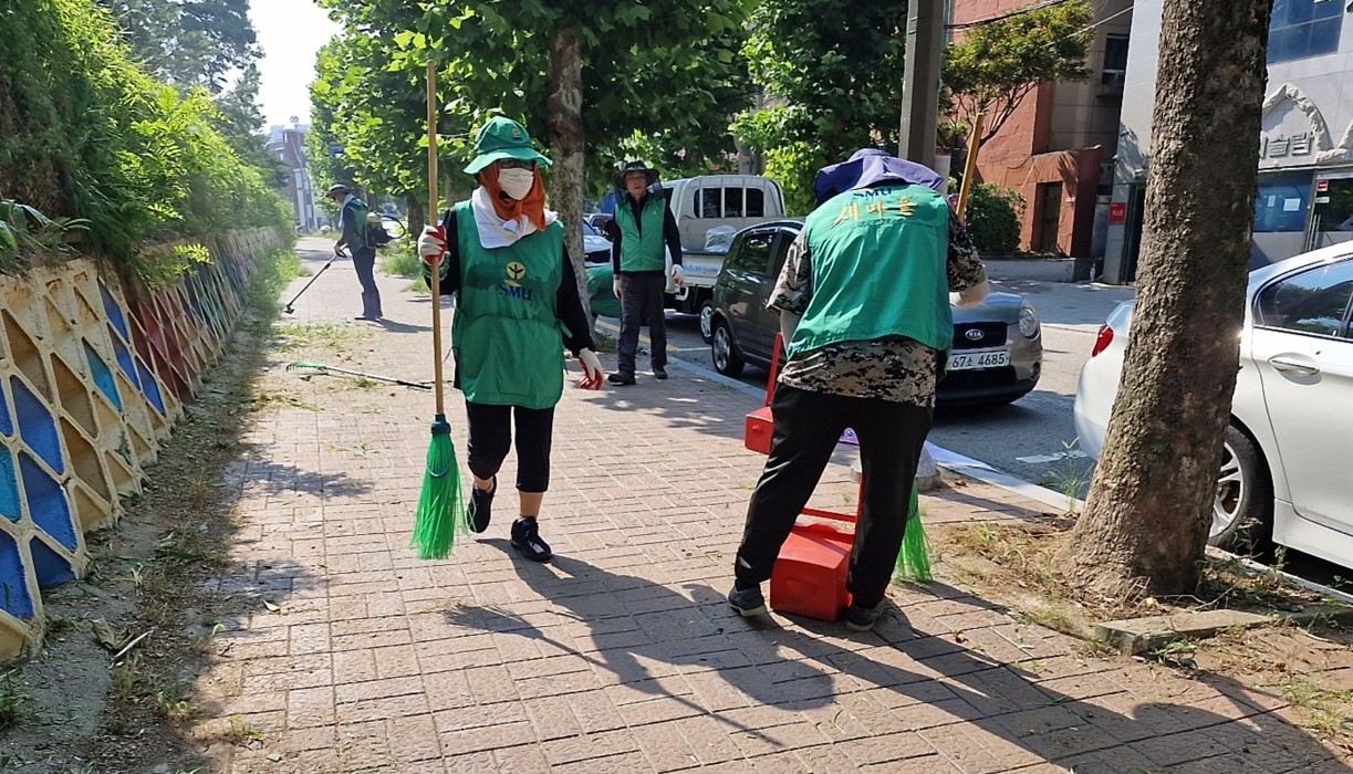 ㅂ안산시 원곡동 새마을회,  여름 뙤약볕 속 풀깎기 ‘비지땀’