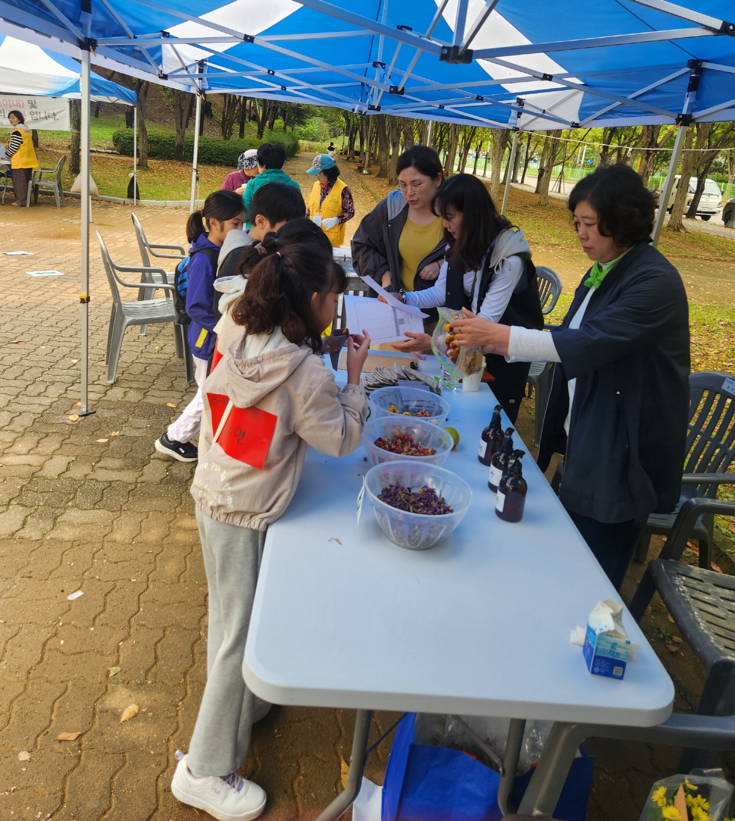 안산시 호수동 주민자치회,‘맨발걷기 및 아로마체험’성료