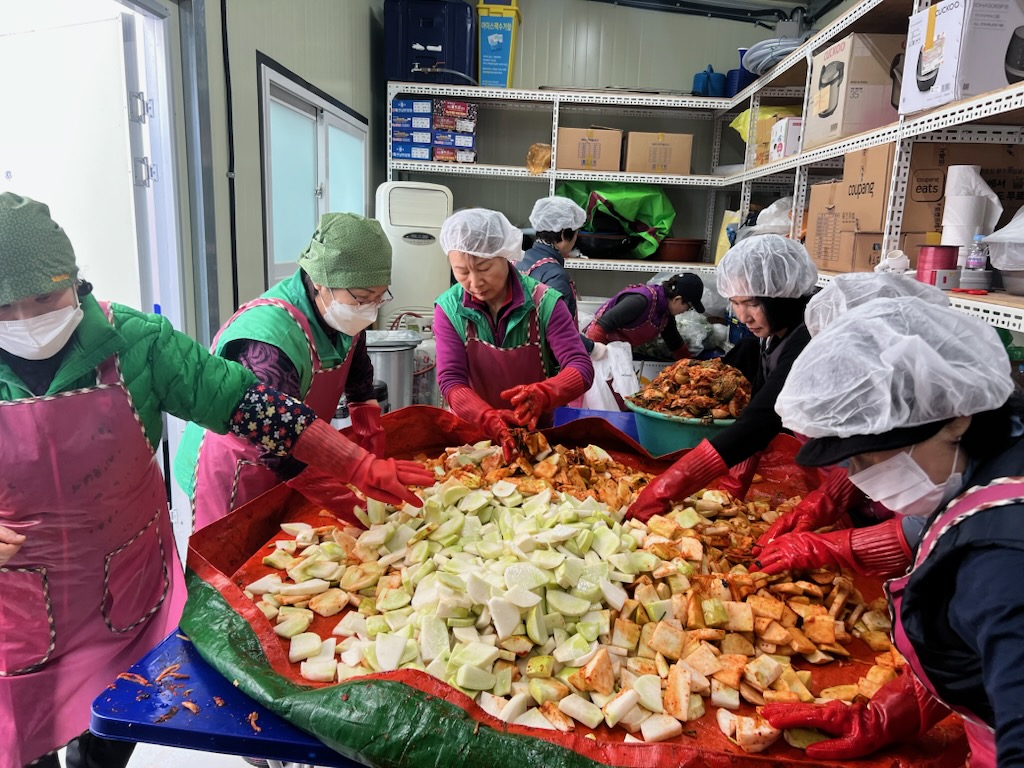 안산시 신길동 새마을부녀회, 정성과 사랑을 담은 김장 나눔