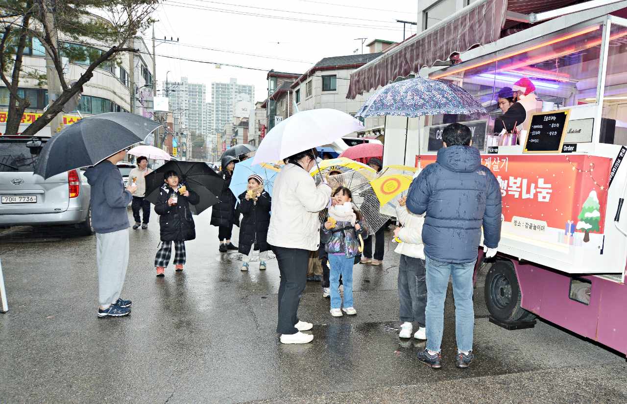 안산시 사이동 바르게살기위원회,‘일일산타’되어 사랑의 붕어빵 나눔
