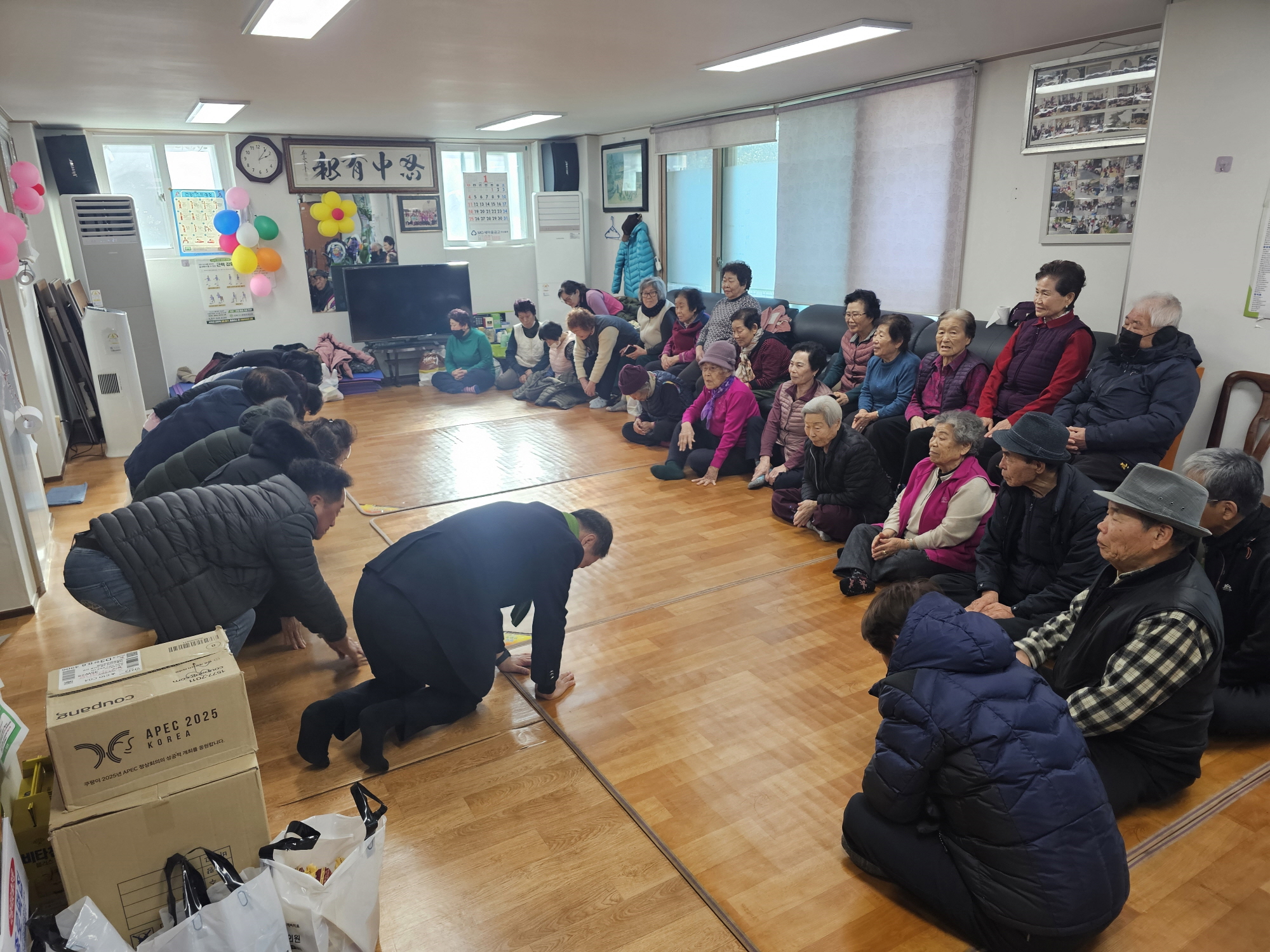 안산시 와동 신임동장·기관 단체장, 경로당 방문 새해 인사