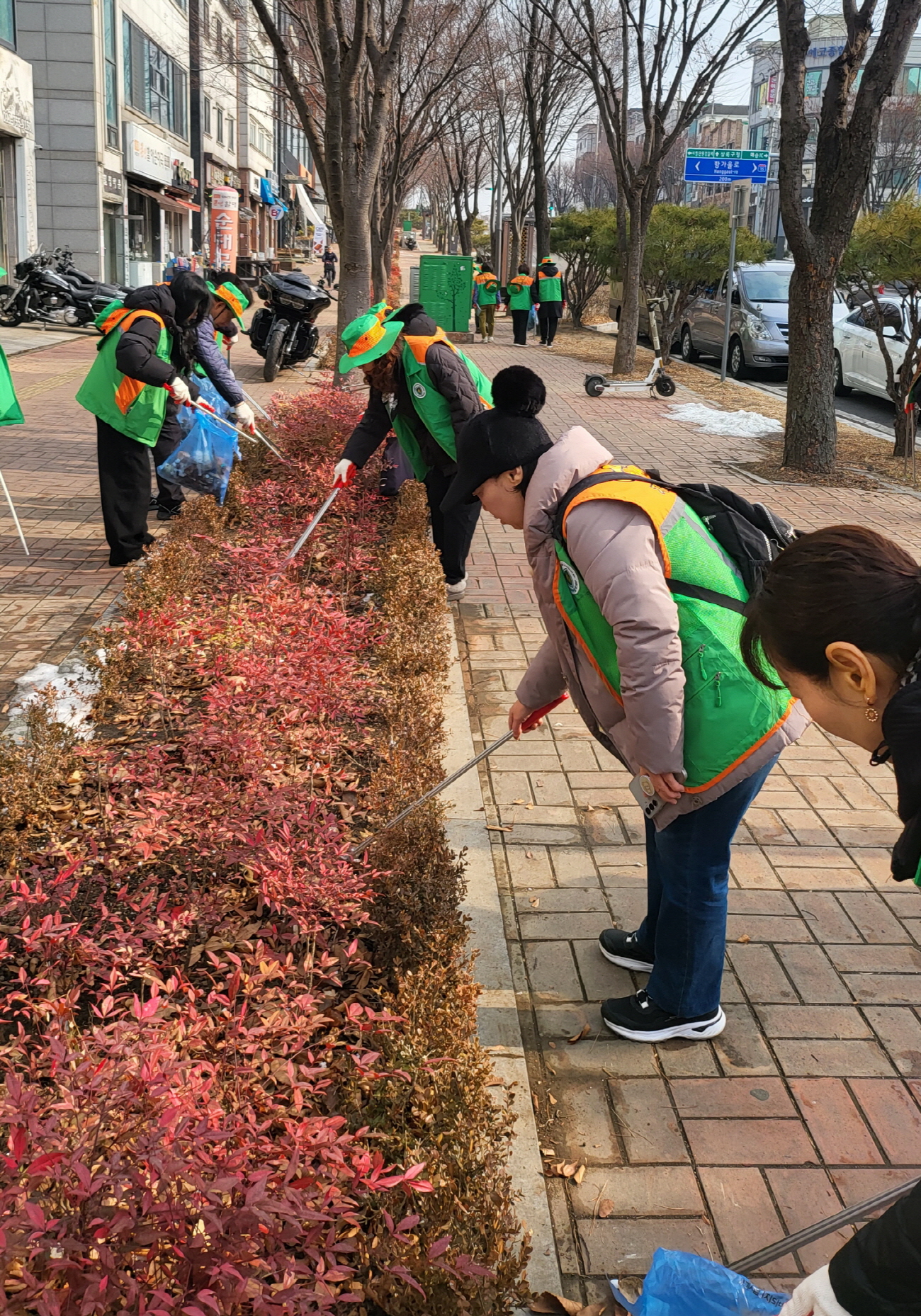함께 걷는 깨끗한 길, 안산시 해양동 자율방재단 환경정화 활동