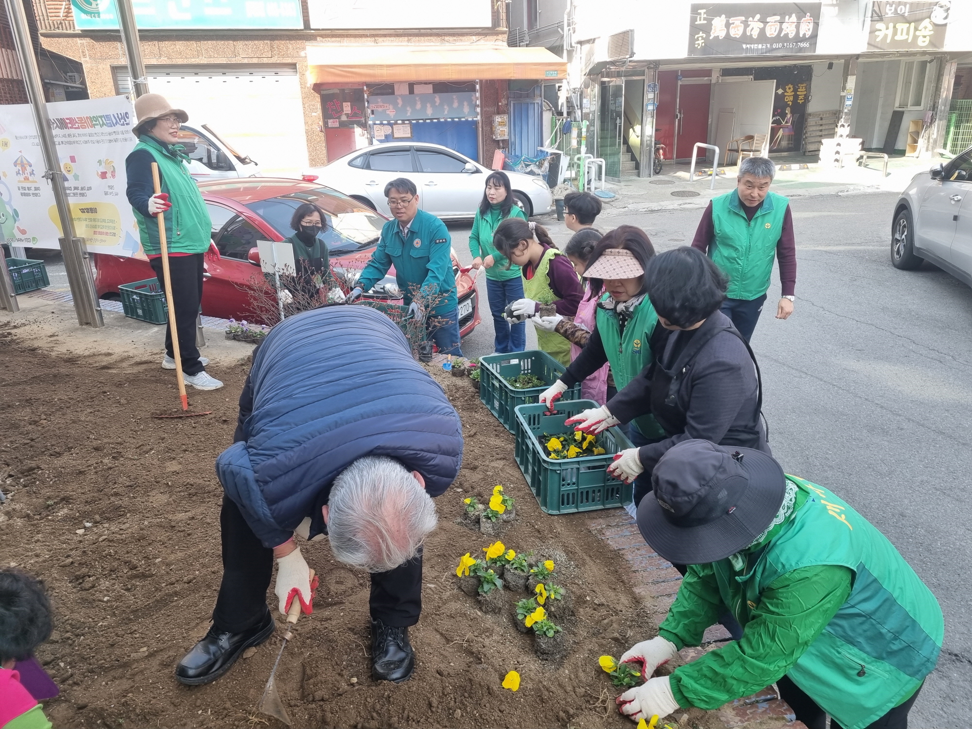 안산시 원곡동 새마을회, 봄꽃 식재로 따뜻한 봄맞이 준비