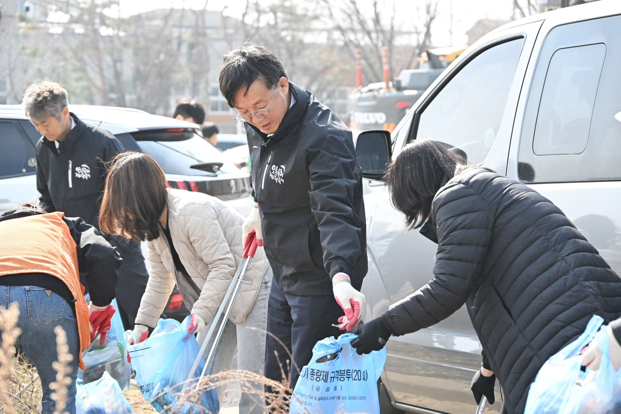 안산시, 봄맞이 '우리동네 새단장' … 코스모스 꽃밭 조성지 대청소