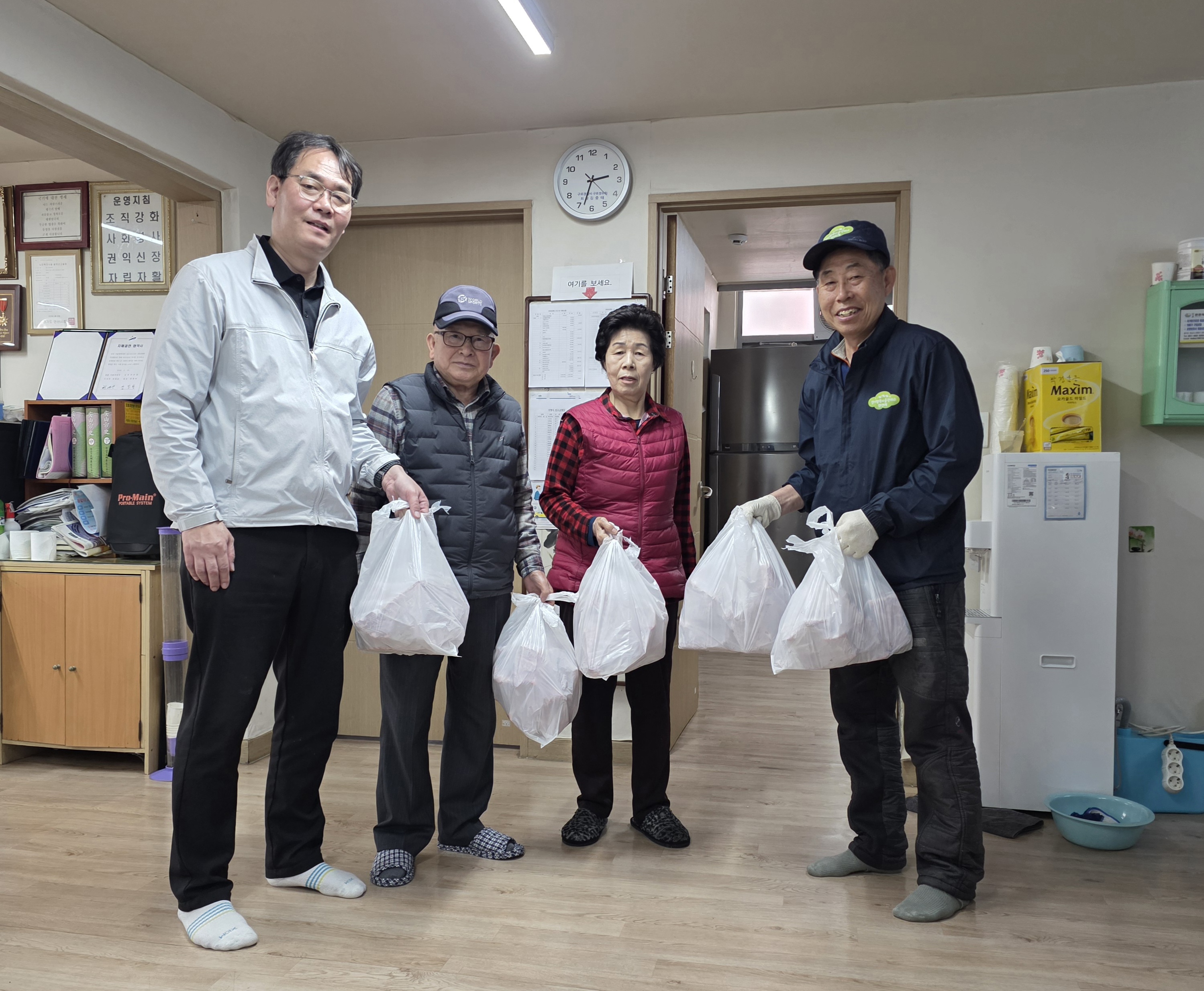 안산시 일동 바르게살기위원회, 경로당 4곳에 돼지등뼈 나눔