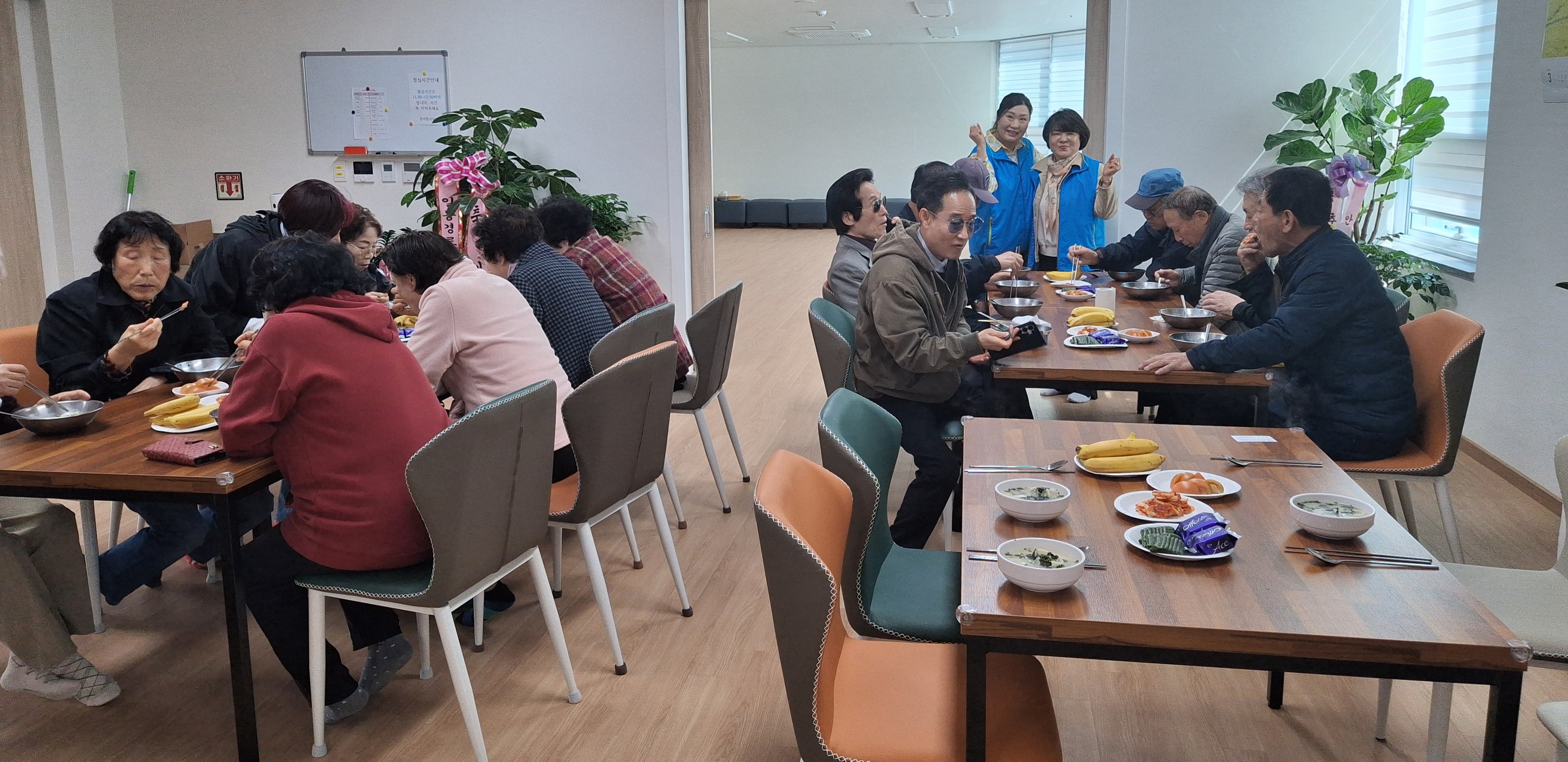 누리봄봉사회, 안산시 일동 구룡경로당에서 떡만둣국 나눔 행사