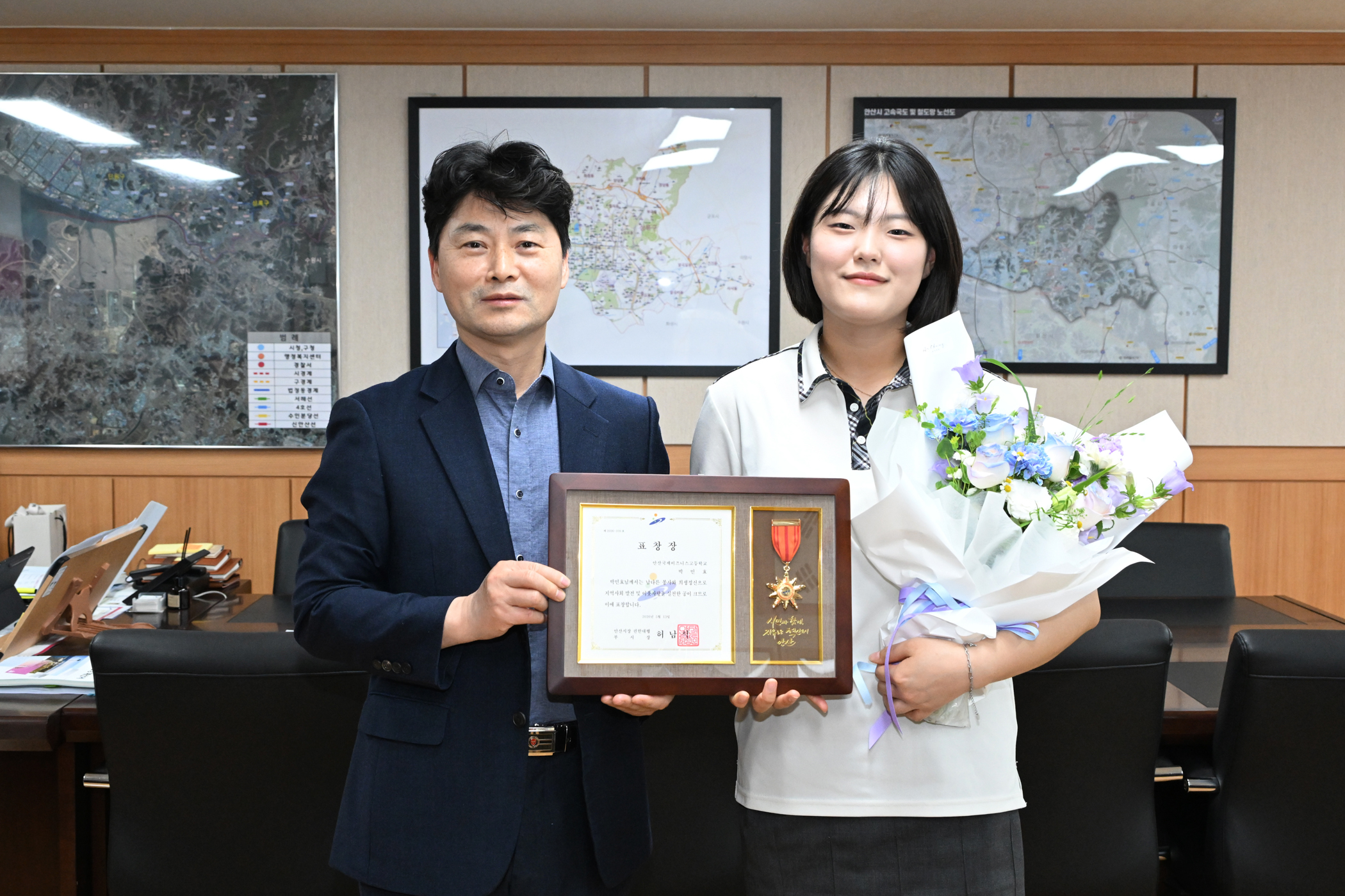 안산시, 의식 잃고 쓰러진 시민 도운 학생에게 이웃사랑 유공 표창 수여