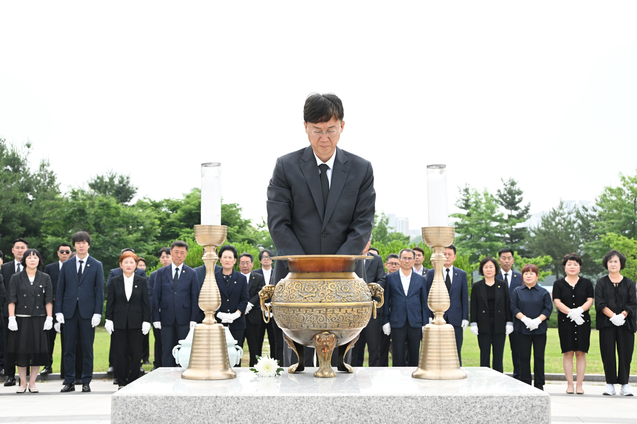 안산시 최초 연임 이민근 시장, 당선인들과 현충탑 참배로 첫 행보