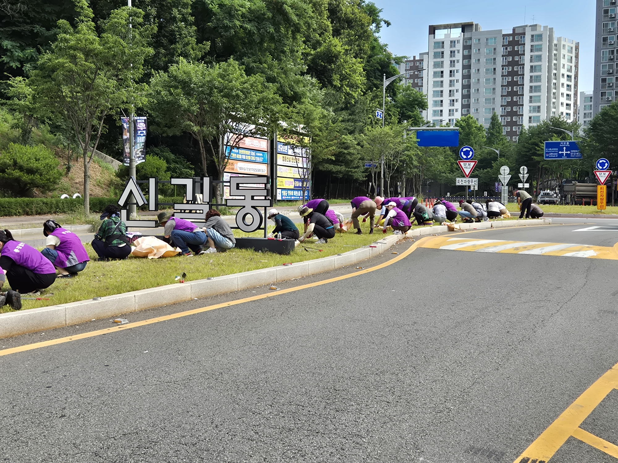 안산시 신길동 통장협의회, 마을 환경정화에 구슬땀