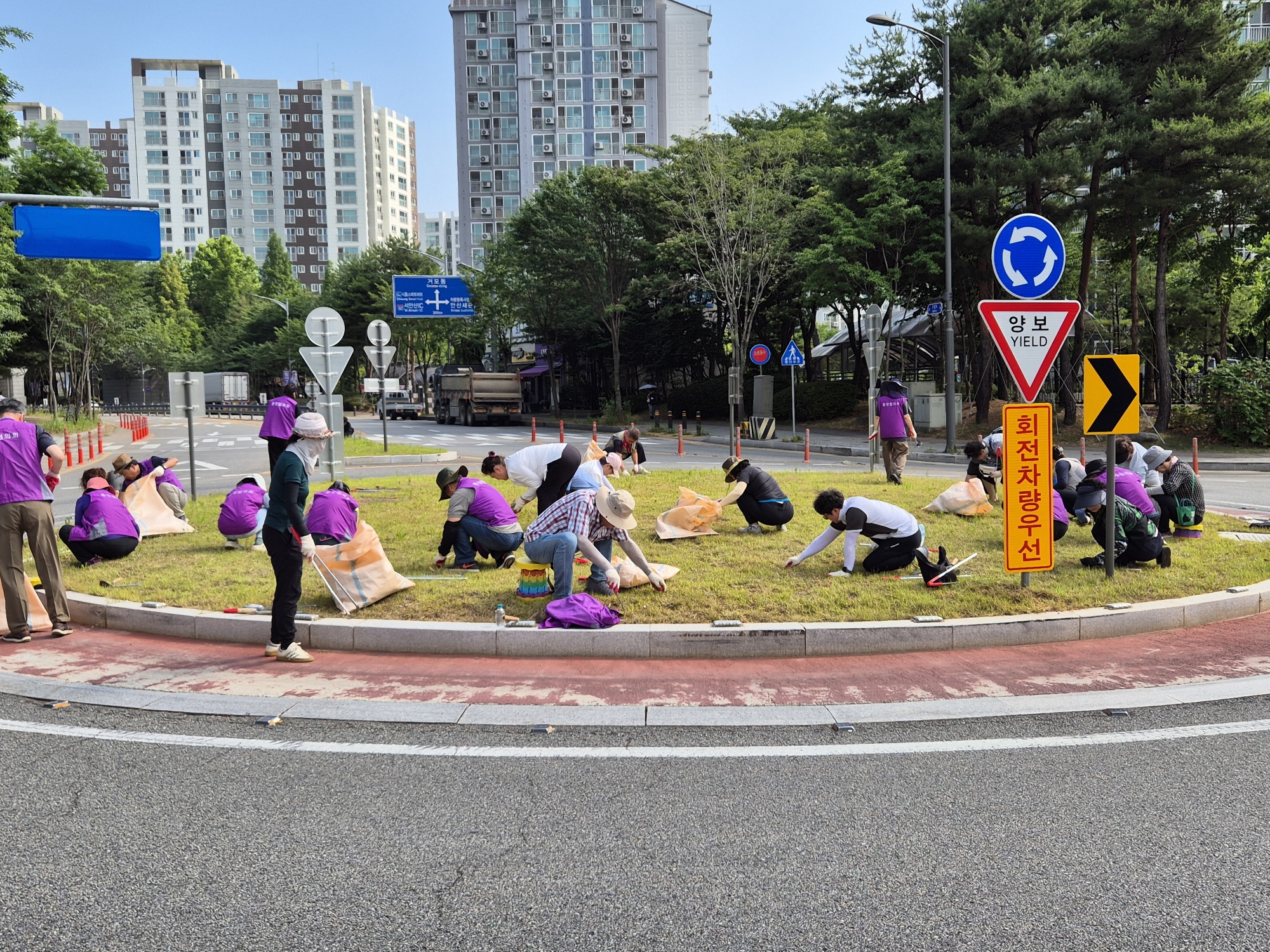 안산시 신길동 통장협의회, 마을 환경정화에 구슬땀