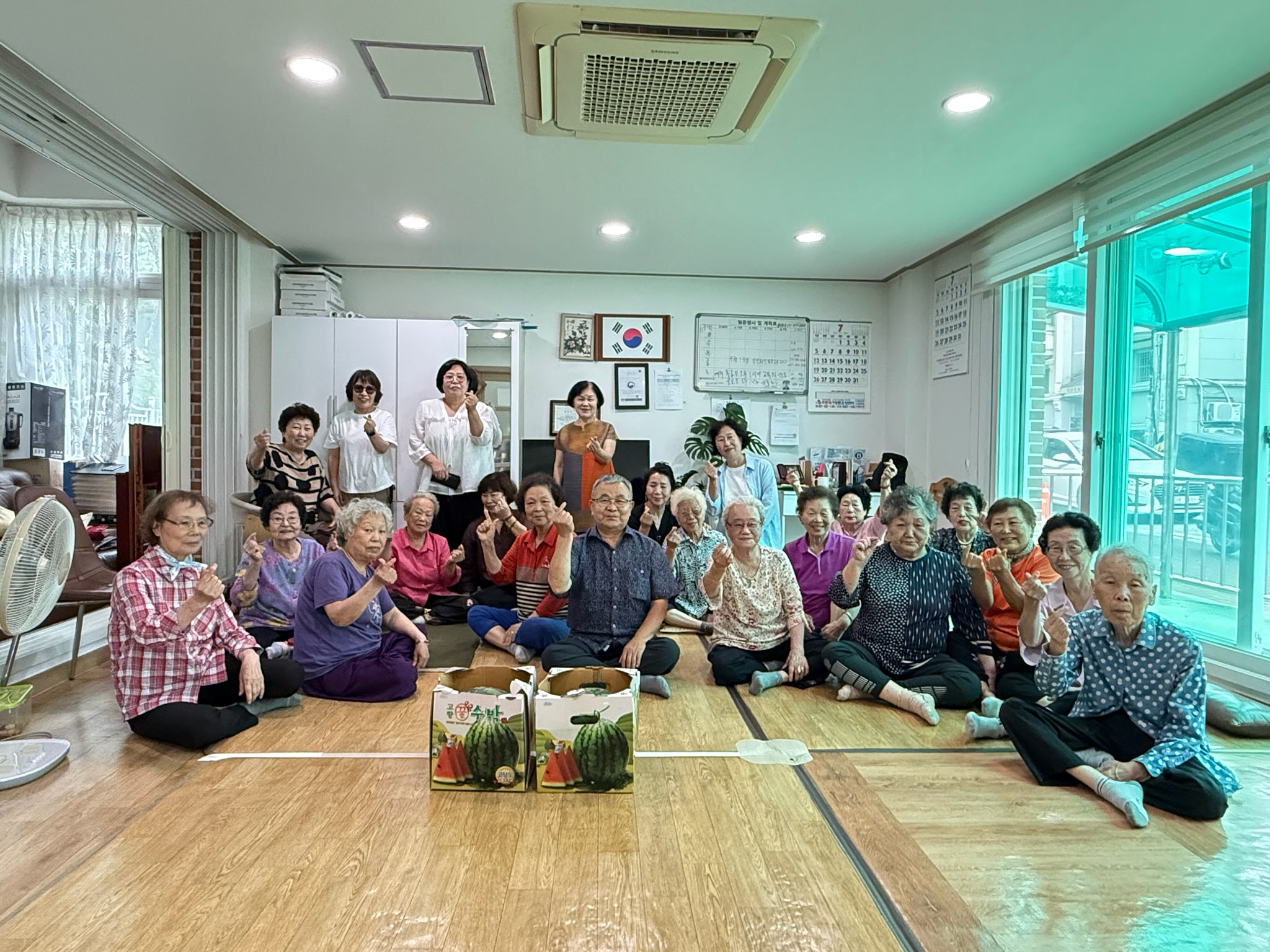 안산시 사동 통장협의회, 초복 앞두고 경로당 찾아 수박 나눔