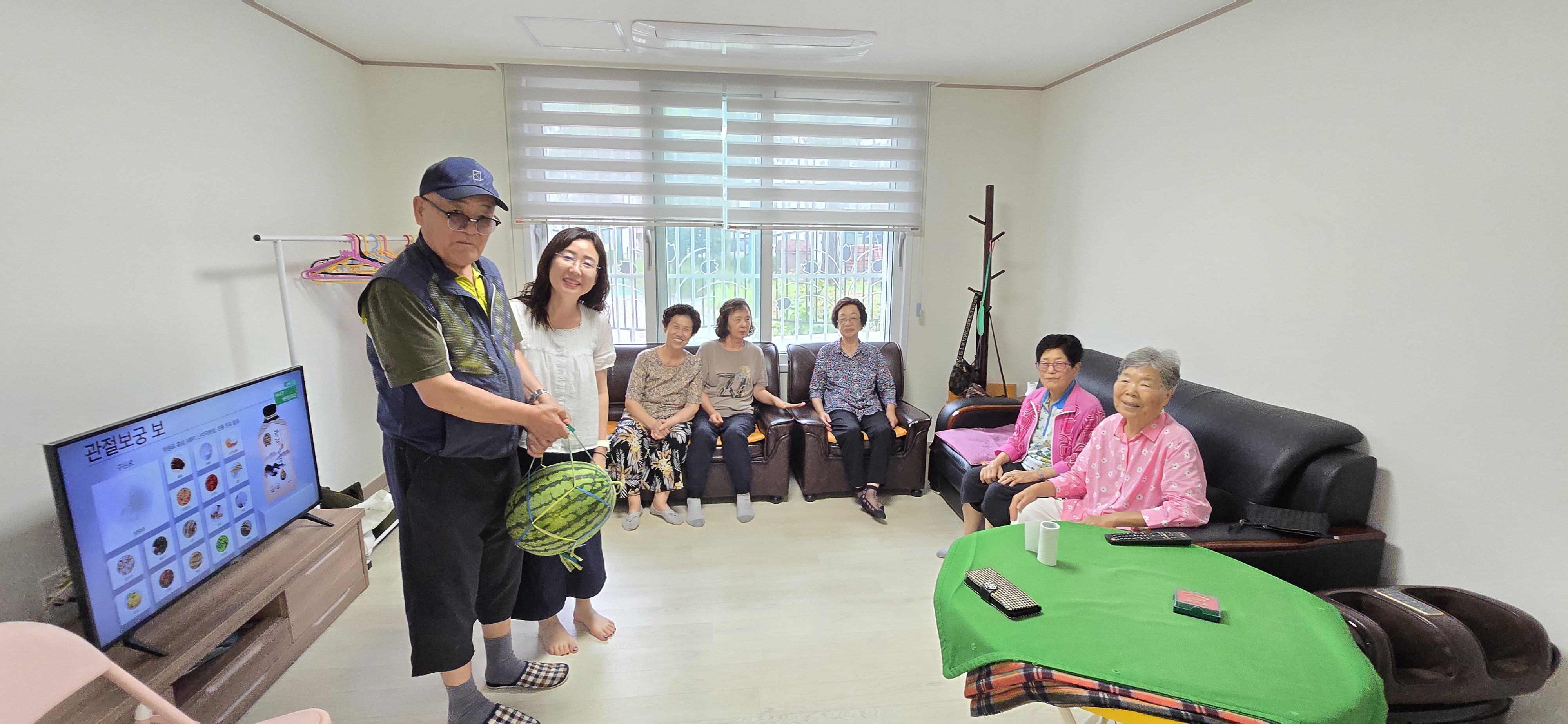 안산시 안산동, 경로당 찾아 어르신 안부 확인…복날 맞아 수박 전달