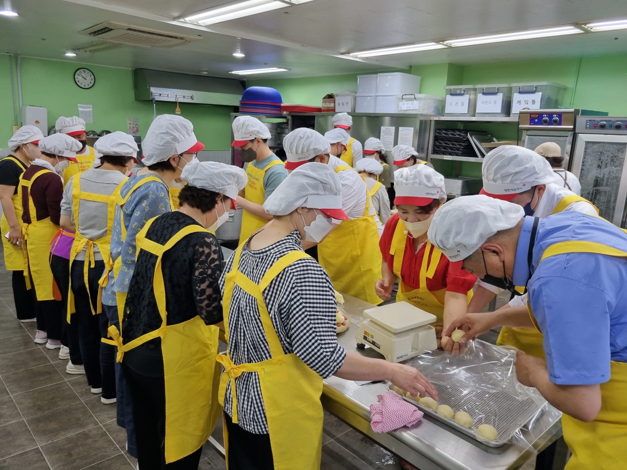 안산시 호수동 주민자치회, 경로당 어르신에 빵 나눔