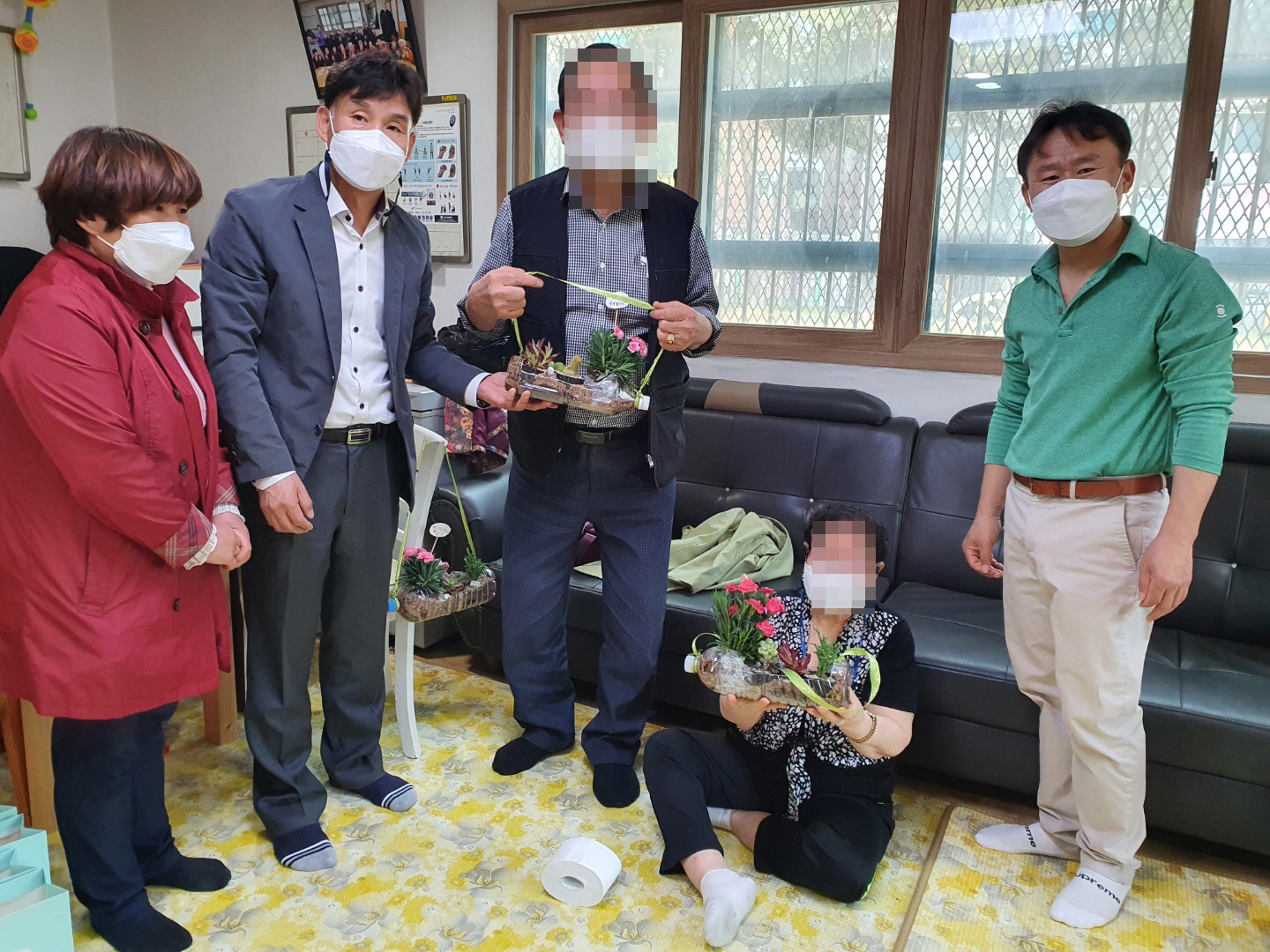 재안산강원도민회, 부곡동 홀몸어르신에 카네이션 사랑 나눔