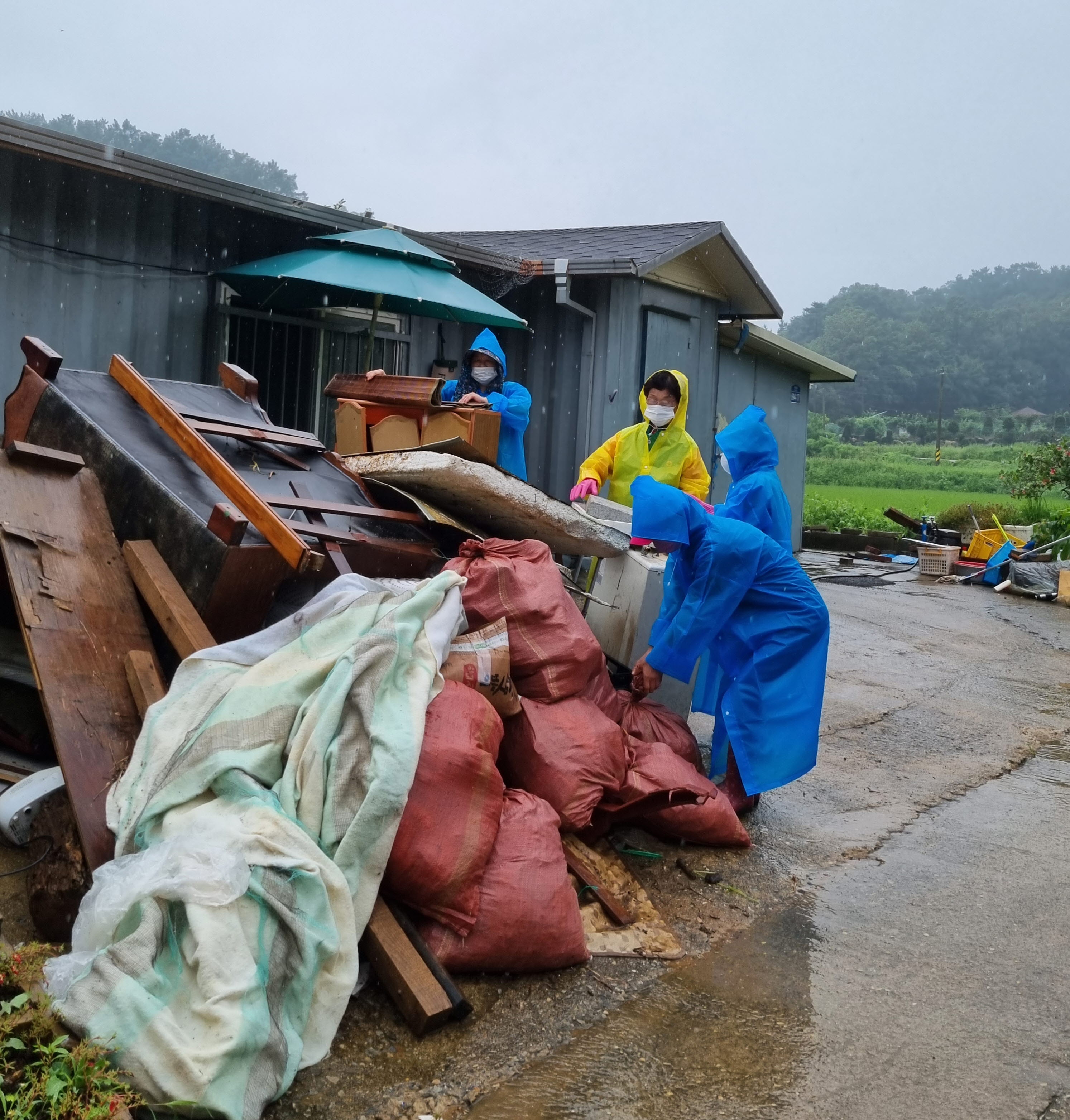 안산시 대부동 새마을부녀회, 침수주택 피해 복구 활동