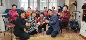 효인성아카데미 봉사단, 안산시 본오1동 어르신에 카네이션 전달