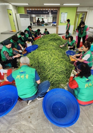 안산시새마을회, 소외계층 반찬나눔‘정성가득 마늘종 장아찌 담그기’