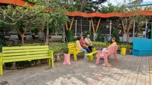 꽃이 핀 풍경이 있는 이색벤치에 앉아, 잠시 쉬어 가세요