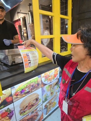 안산시 해양동 명예환경감시원, 외국인 대상 분리수거 방법 적극 홍보