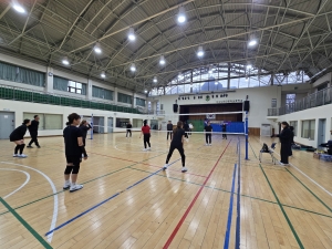 안산시 본오3동 여성배구단 본오퀸즈, 직능단체원과 시범 경기 가져