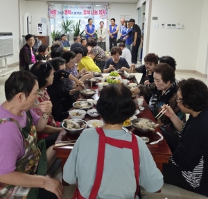한국자유총연맹, 안산시 안산동 경로당 어르신 보양식 대접