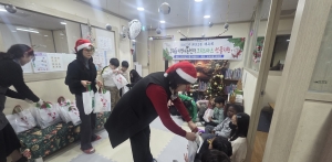 안산시 본오2동 체육회, 지역아동센터에 크리스마스 선물 전달