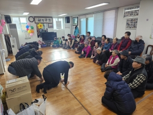 안산시 와동 신임동장·기관 단체장, 경로당 방문 새해 인사