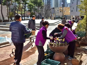 안산시 신길동 통장협의회, “설레는 봄”꽃으로 주민 맞이