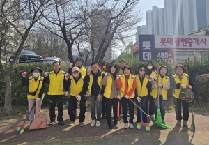 안산시 성포동 주민자치회,‘조성에서 관리까지’… 맥문동 예초 실시