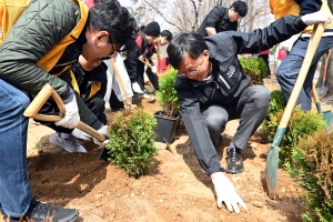 안산시,‘뿌리깊은 40년, 숲으로 잇는 100년’나무심기 행사 성료