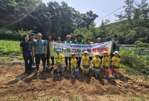 안산시 부곡동 새마을회, 감자 수확과 어린이 감자캐기 체험으로 나눔 실천