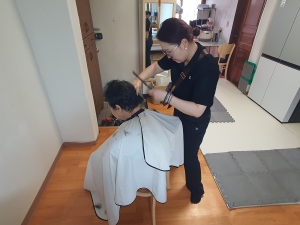 안산시 고잔동 지사협, 손끝으로 전하는 사랑의 이미용 봉사 진행