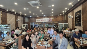 안산시 호수동 새마을지도자회, 말복 맞아 경로당 어르신들께 보양식 나눔