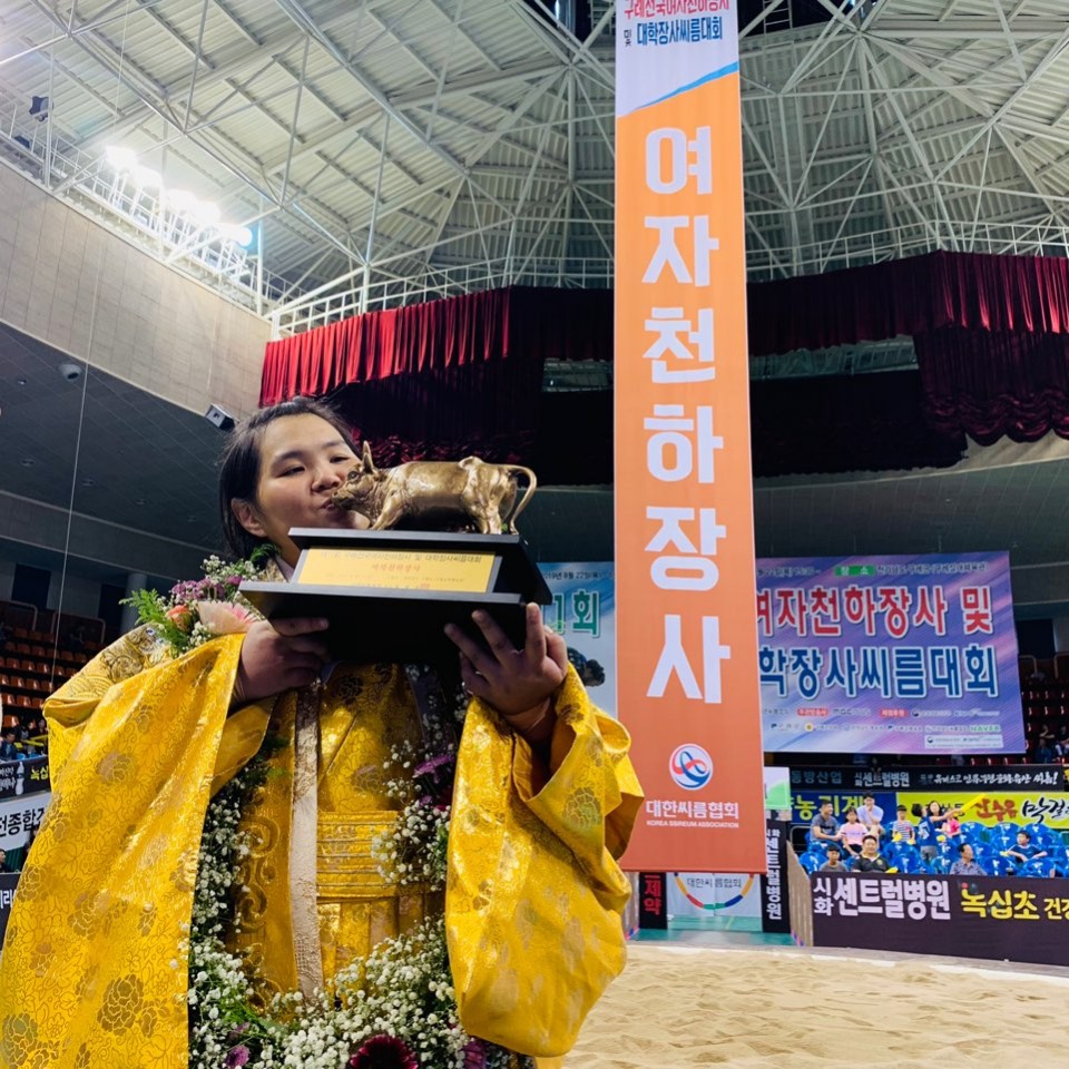 안산시청 소속 최희화, 2년 연속 천하장사 꽃가마