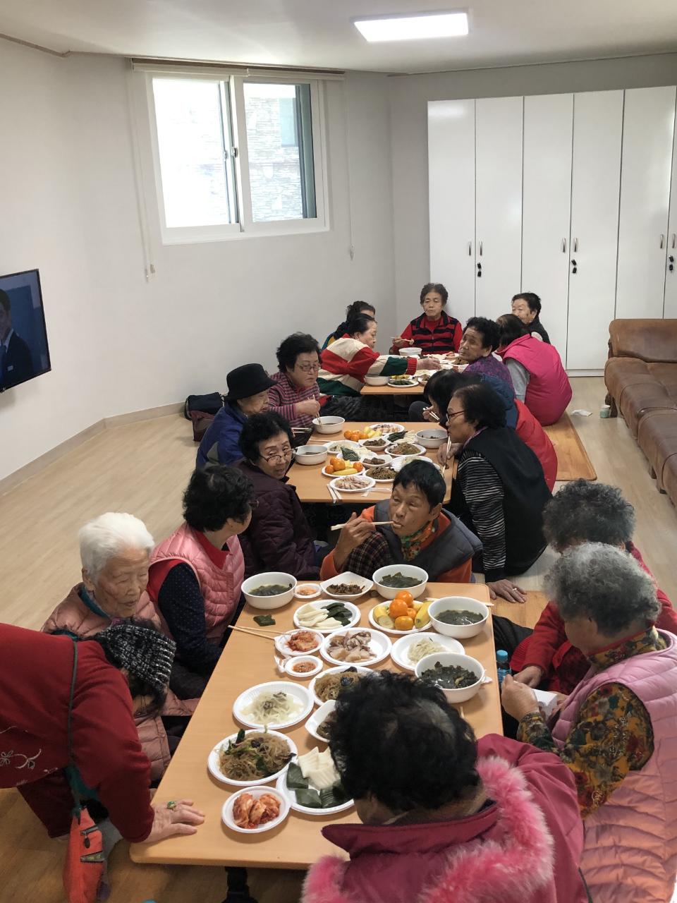 ㈜태인, 선부3동 달산경로당 어르신 점심 대접